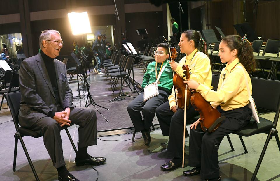 Ricardo Salinas Pliego con jóvenes violinistas
